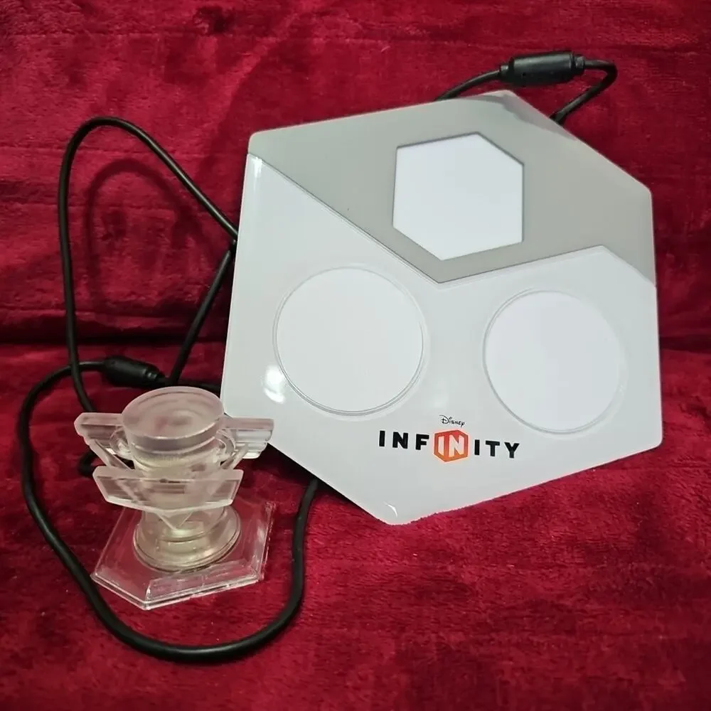 Disney Infinity - Cars - Crystal Piston Cup & Portal Base - Collectible